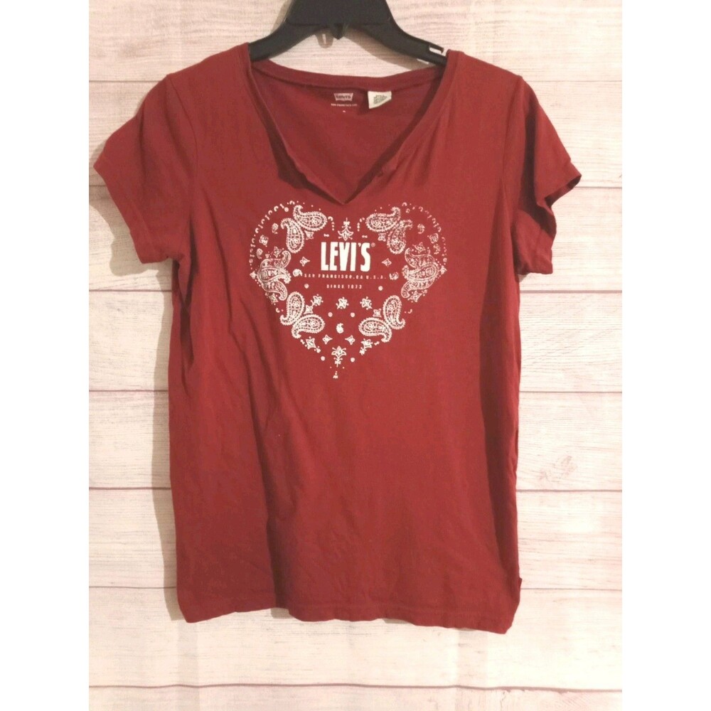 Levi's T-Shirt Women’s Medium Heart Red Logo Graphic Short Sleeve